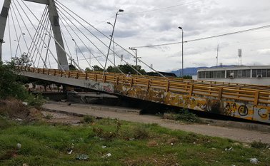 Tras recibir una puñalada en el pecho, alcanzó a caminar hasta la avenida sexta con calle séptima y luego cayó al piso herido. Cortesía