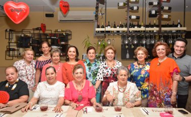 Las damas disfrutaron un rato ameno en La Plaza. Edinsson Figueroa