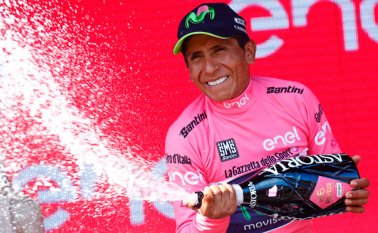 El pedalista colombiano Nairo Quintana, líder del Giro de Italia Centenario, espera conservar hoy en la última etapa, la ‘Maglia rosa’, en la difícil crono. AFP