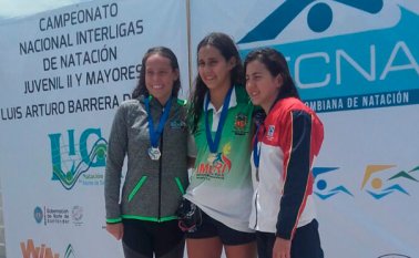 La nadadora tolimense María Clara Román Mantilla (centro) impuso nueva marca nacional en los 200 metros mariposa. Cortesía