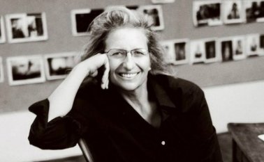 La muestra presenta sobre todo los reportajes que Annie Leibovitz hizo para la revista estadounidense Rolling Stones desde finales de los años 1960 a los años 1980. Tomada de internet