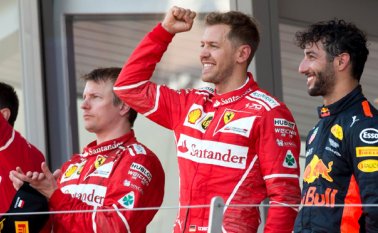 El cuatro veces campeón de la Fórmula Uno fue acompañado en el podio por Kimi Raikkonen y Daniel Ricciardo, de Red Bull. AFP
