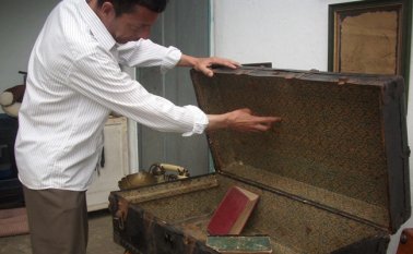 El artista ocañero conserva el baúl de Lorencita Villegas. Hace parte de un centenar de reliquias que conserva como un tesoro en su casa. Javier Sarabia