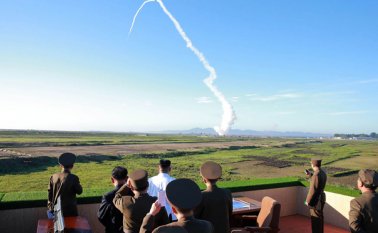 Este lunes Corea del Norte lanzó un misil balístico. AFP