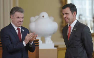 Guillermo Rivera se posesionó ayer como nuevo ministro del Interior, ante el presidente Juan Manuel Santos. Cortesía