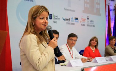 La ministra de Vivienda, Elsa Noguera, informó que el nuevo decreto permitirá mejorar la prestación de los servicios de acueducto, alcantarillado y aseo en zonas urbanas de difícil acceso. Archivo La Opinión