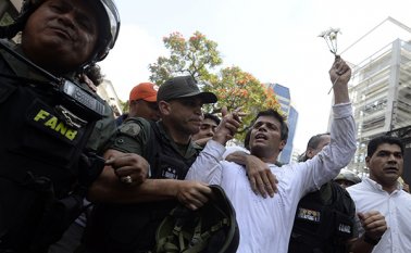 El líder opositor Leopoldo López, cuando fue detenido por miembros de las Fuerzas Armadas Bolivarianas. Archivo