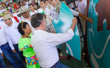 El presidente Juan Manuel Santos dijo que si el Congreso de la República aprueba la reforma a las regalías, se podrían poner las primeras piedras en centenares de vías terciarias para el campo colombiano. Colprensa