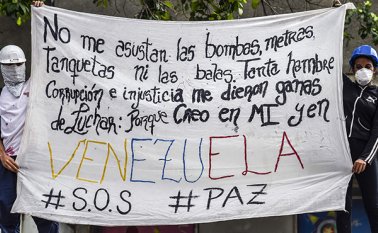 Algunos vecinos aseguraron que esa protesta comenzó en reclamo por alimentos, pero otros afirmaron que fue un simple acto de delincuencia. AFP