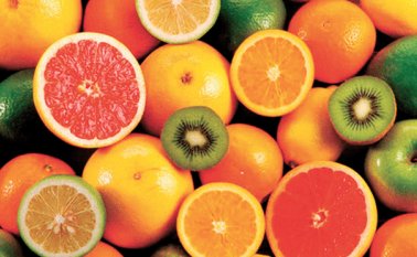El cuerpo no puede producir la vitamina C por sí solo, ni tampoco la almacena. Internet
