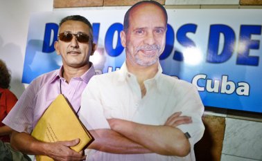 Esta imagen de Rubén Zamora, el histórico guerrillero de las Farc en el Catatumbo, se hizo particular durante los diálogos, cuando llegaba con una foto en tamaño real de Simón Trinidad. Archivo