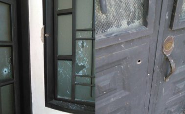 Los disparos quedaron en la puerta de la casa y rompieron algunos vidrios de las ventanas. Tomada de Twitter