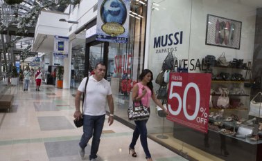 Las promociones generan una reducción de los precios de los artículos, pero al final la rentabilidad de los almacenes es mayor, debido a que venden más productos. Archivo