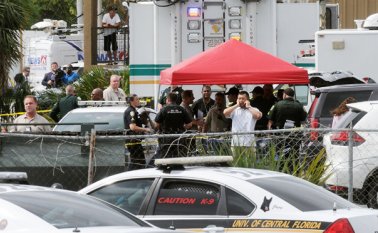 El gobernador Rick Scott dijo que las fuerzas de seguridad le estaban manteniendo al tanto de la situación, y que él y su esposa Ann, "rezamos por las familias que perdieron a seres queridos hoy". AFP