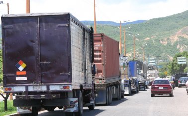 La apertura de los puentes internacionales para el paso nocturno de camiones de carga ha incidido en el resultado de las ventas al exterior. Archivo