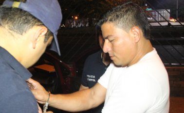 Momentos en que miembros de la Interpol capturaron a Fray Mauricio Bravo. Policía