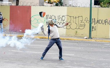 Desde el 1 de abril, Maduro enfrenta una ola de protestas en todo el país que exigen su salida del poder. AFP