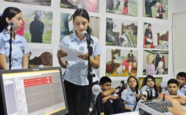 Durante las clases, los jóvenes se sumergen en una aventura de aprendizajes donde navegan a través de las fotografías, edición de videos y danza. Cortesía