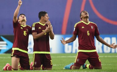 El mediocampista Ronaldo Lucena, el defensor Ronald Hernández y el mediocampista Christian Makoun reaccionan durante la tanda de penaltis en la Copa Mundial Sub-20. AFP