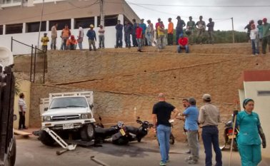 Así quedaron las motocicletas que estaban ubicadas en un parqueadero. Cristian Herrera