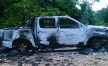 Así quedó una de las camionetas de la empresa Sevicol en un ataque ocurrido este año. Suministrada