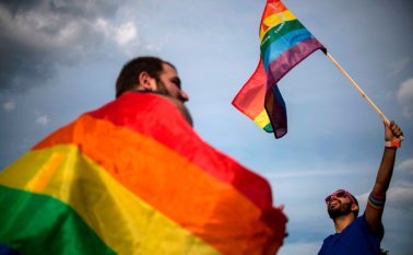 La masacre fue noticia mundial y se improvisaron ofrendas callejeras con peluches, velas, flores y toda clase de artesanías frente a la discoteca, el hospital y el lago Eola en el centro de Orlando, donde se concentraron los homenajes. AFP