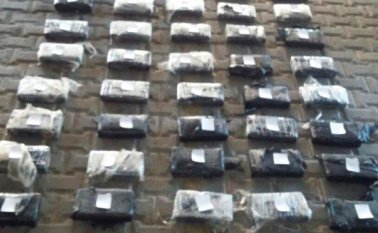 Las autoridades hallaron 50 kilos de cocaína distribuida en paquetes de un kilo cada uno. Archivo