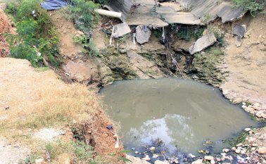 Así luce hoy el hueco del canal La cañada, en la manzana 31 entre lotes 10 y 10A, del barrio Palmeras parte alta. Obando