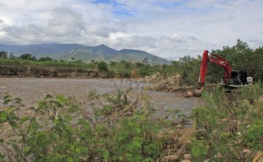 Los operarios dragaban ayer la orilla de la margen izquierda del río Táchira, en su paso por el sector de La Playita, en La Parada, para levantar una barrera de piedras que impida el desbordamiento de las aguas. Mario Caicedo