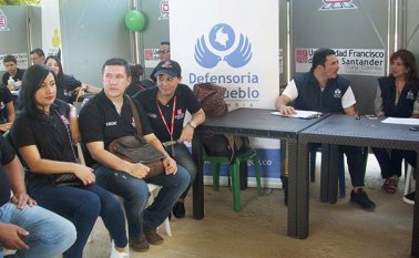 En el colegio La Salle se cumplió la primera brigada social en la que se asesoró jurídicamente a las comunidades de Ocaña. Javier Sarabia