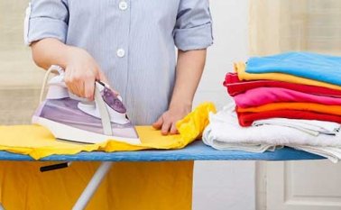 En el grupo de trabajadores domésticos se encuentra toda persona natural que presta sus servicios a los hogares en tareas como aseo, cocina, lavado, planchado, jardinería, conductor de familia y trabajadores de finca, entre otros. Colprensa