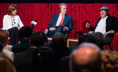 La ministra María Angela Holguín (izquierda) y Timochenko (derecha) junto al ministro de Relaciones Exteriores de Noruega, Boerge Brende, en un foro sobre paz, en Oslo.
 AFP