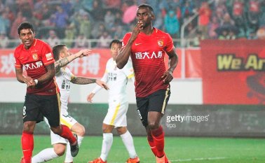 Jackson Martínez (Guangzhou Evergrande). El depredador 'cafetero' llegó a China en 2016 procedente del Atlético de Madrid por una suma de 42 millones de euros, con una gran reputación y después de haber rechazado ofertas de la Premier League. Pero mientras el Guangzhou brillaba en la Superliga, el delantero de 30 años sufrió para adaptarse al fútbol chino, aunque estuvo lastrado por una lesión. De hecho ya existen rumores sobre su posible salida del fútbol chino. Archivo