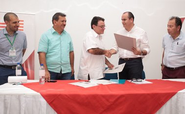 En la imagen el director de la Biblioteca Pública Julio Pérez Ferrero, Julio García Herreros, recibe de parte del director de la Cámara de Comercio, Carlos Luna, la escritura de Cúcuta. También aparecen el concejal Bachir Mirep; el secretario de Cultura de Cúcuta, José del Carmen Ortiz y el director de La Opinión, José Eustorgio Colmenares Ossa. Obando