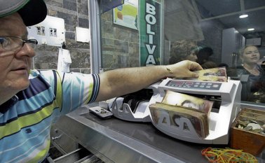 Los bolívares fuertes de baja denominación como los de 100 o 50, se cotizan en las casas de cambio de Cúcuta a un precio menor que lo billetes nuevos, que van desde 500 bolívares hasta 20.000 bolívares. Archivo