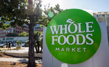 Whole Foods seguirá operando sus tiendas bajo su nombre y John Mackey seguirá como director general, con sede en Austin, Texas. AFP