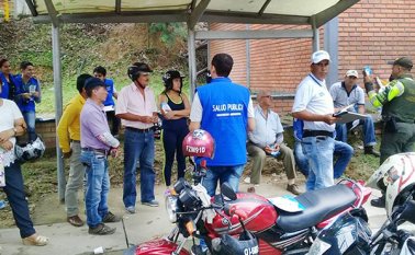 La campaña de la Secretaría de Tránsito de Ocaña cuenta con el apoyo de personal del hospital, que ilustra sobre las lesiones más frecuentes. Javier Sarabia