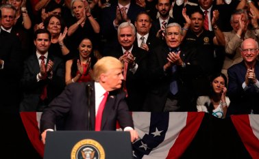 El presidente estadounidense Donald Trump habló de los cambios de política que está haciendo hacia Cuba en el Teatro Manuel Artime, en el barrio de Little Havana de Miami,este viernes. AFP