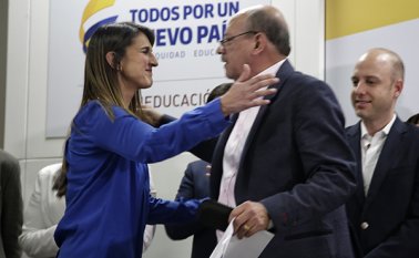 La Ministra de Educación, Yaneth Giha, y el presidente de la Federación Colombiana de Trabajadores de la Educación (Fecode),  Carlos Rivas, sellaron con un abrazo el acuerdo que permitió levantar el paro de maestros. Colprensa