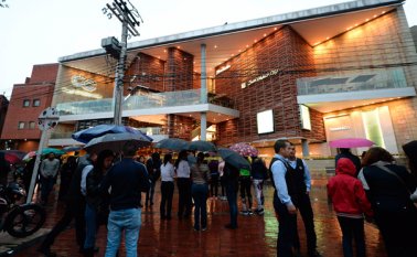 Las primeras indagaciones indicaron que un "artefacto" explotó sobre las 5:10 p.m. detrás de un inodoro en el baño de mujeres de la segunda planta del centro comercial. AFP