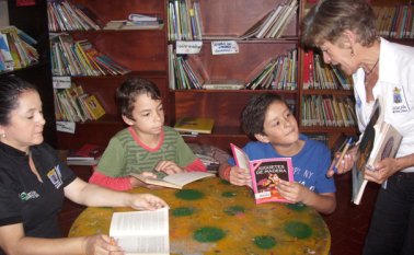 Los niños participan en talleres de lectura en voz alta para reafirmar los conocimientos y relacionar lo leído con la vida diaria. Javier Sarabia