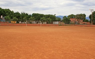 Los vecinos piden a las autoridades cubrir con grama sintética la cancha de fútbol del sector, ya que desde hace 20 años han convivido con la contaminación. Mario Caicedo