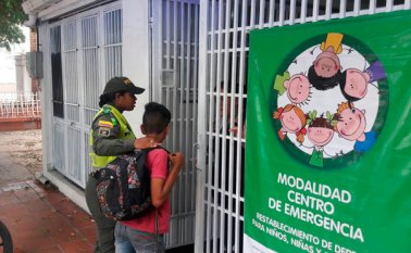 Instantes en que una agente de la policía de Infancia y Adolescencia conducía a uno de los menores a un hogar del ICBF. Cortesía