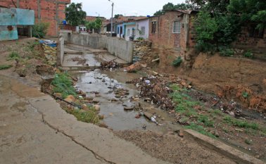 Los trabajos de canalización terminaron, pero aún falta 400 metros para terminar con el problema del caño en el barrio Carlos Pizarro. Mario Caicedo