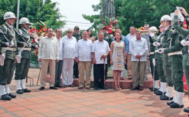 Integrantes de la Academia de Historia, de la secretaría de Cultura Departamental y personalidades militares y policiales participaron de la ofrenda floral. Mario Caicedo