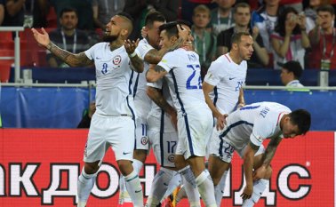 Los jugadores chilenos le reclaman al árbitro eslovaco Damir Skomina por haberles anulado una anotación, luego de revisar el video de asistencia. AFP