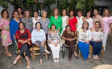 Amigas acompañaron Yolanda Rey de Colmenares en su agasajo. Juan Pablo Cohen