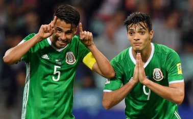 En el triunfo de México sobre Nueva Zelanda, los ánimos caldeados entre los jugadores pusieron a prueba el videoarbitraje que finalmente fue utilizado en varias ocasiones de falta. AFP