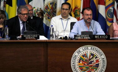 El canciller mexicano Luis Videgaray (derecha) y Luis Almagro, secretario general de la OEA, durante la reunión de diplomáticos del organismo en Cancún, México. AP