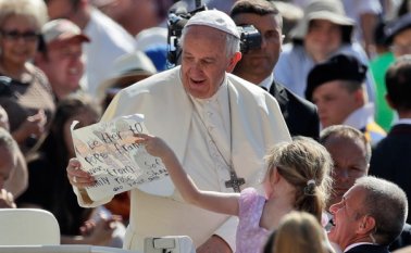 El papa Francisco ha dejado en claro que quiere que su iglesia muestre un rostro más clemente y menos intransigente a los católicos que atraviesan situaciones familiares difíciles. AP
